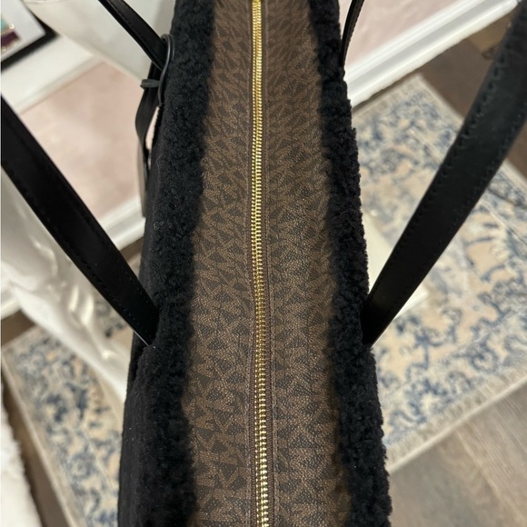 COPY - MICHAEL KORS
SINCLAIR
30F1G5ST7F BROWN/BLK
LG EW GRAB TOTE
LEATHER - Picture 7 of 13